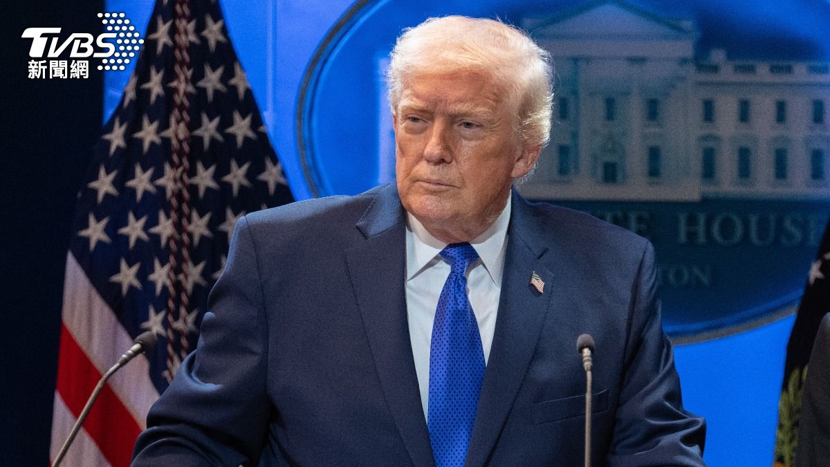 川普得知關稅遭推翻反應曝光 開會中收紙條反問幕僚「一句話」