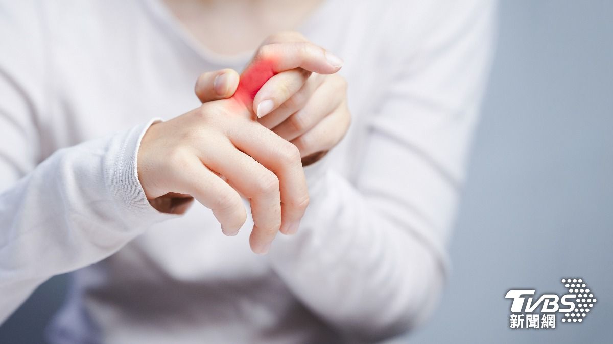 手指關節炎好困擾!醫曝更年期女性易好發 吃「這些食物」緩疼痛