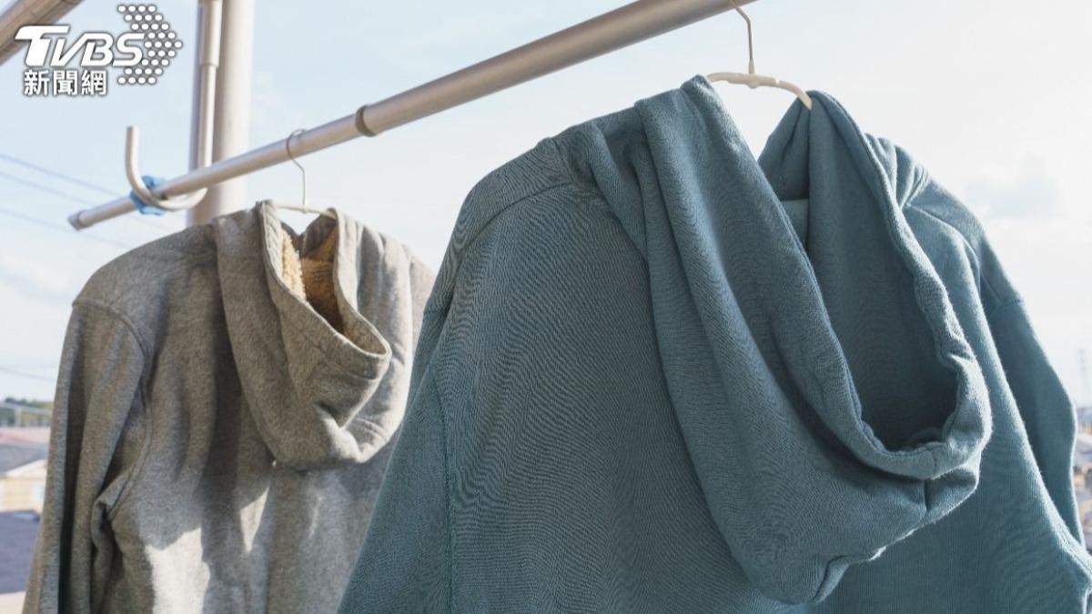 冬天帽T、厚衣服怎麼曬才快乾?專家曝「1神招」:乾超快