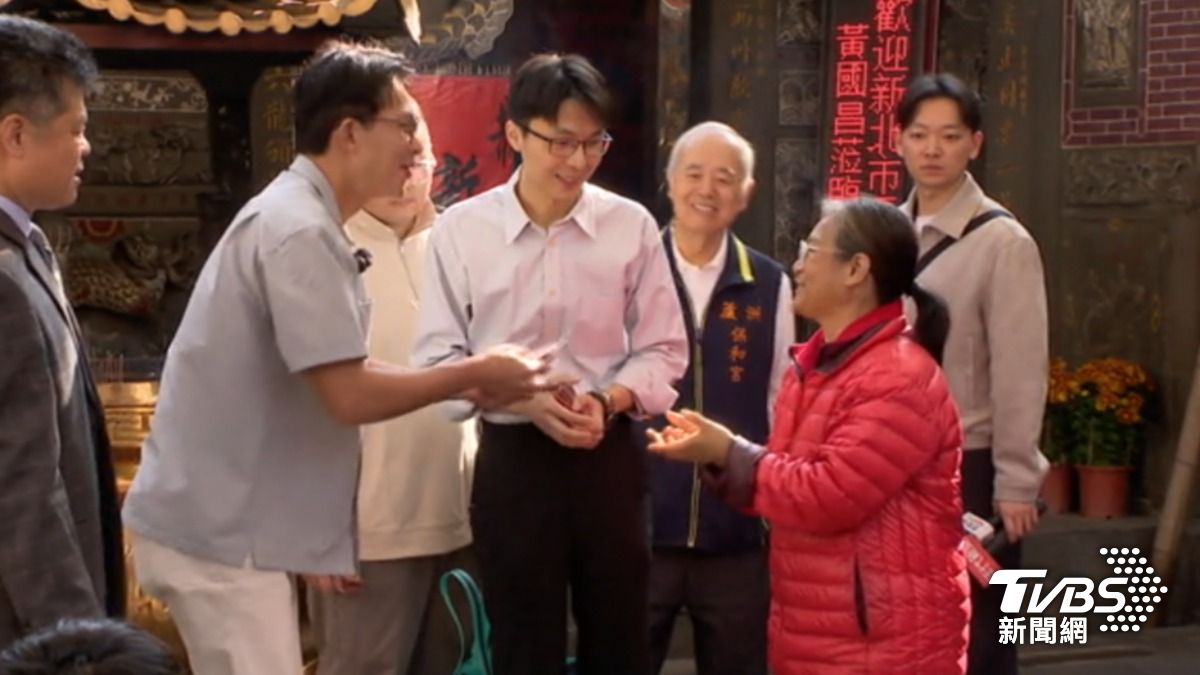 黃國昌親帶「光電男」跑行程!政治素人首發福袋緊張搓手