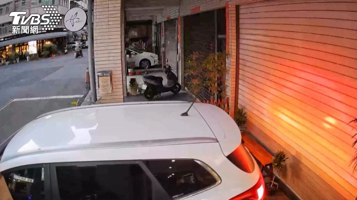 咖啡廳騎樓慘遭「霸佔停車」 白車硬塞撞盆栽店家氣炸