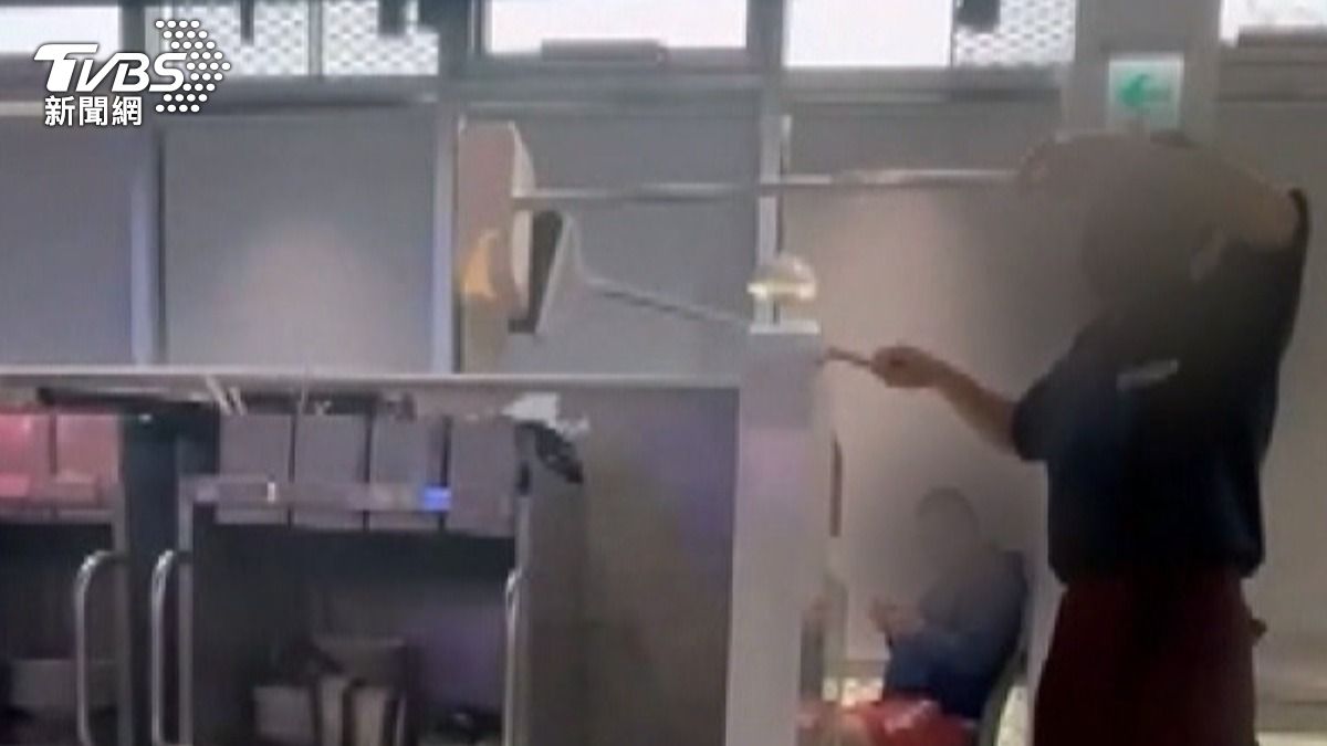 影音/用餐區旁倒垃圾! 高雄牛排店遭投訴 民眾傻眼:免費加料嗎