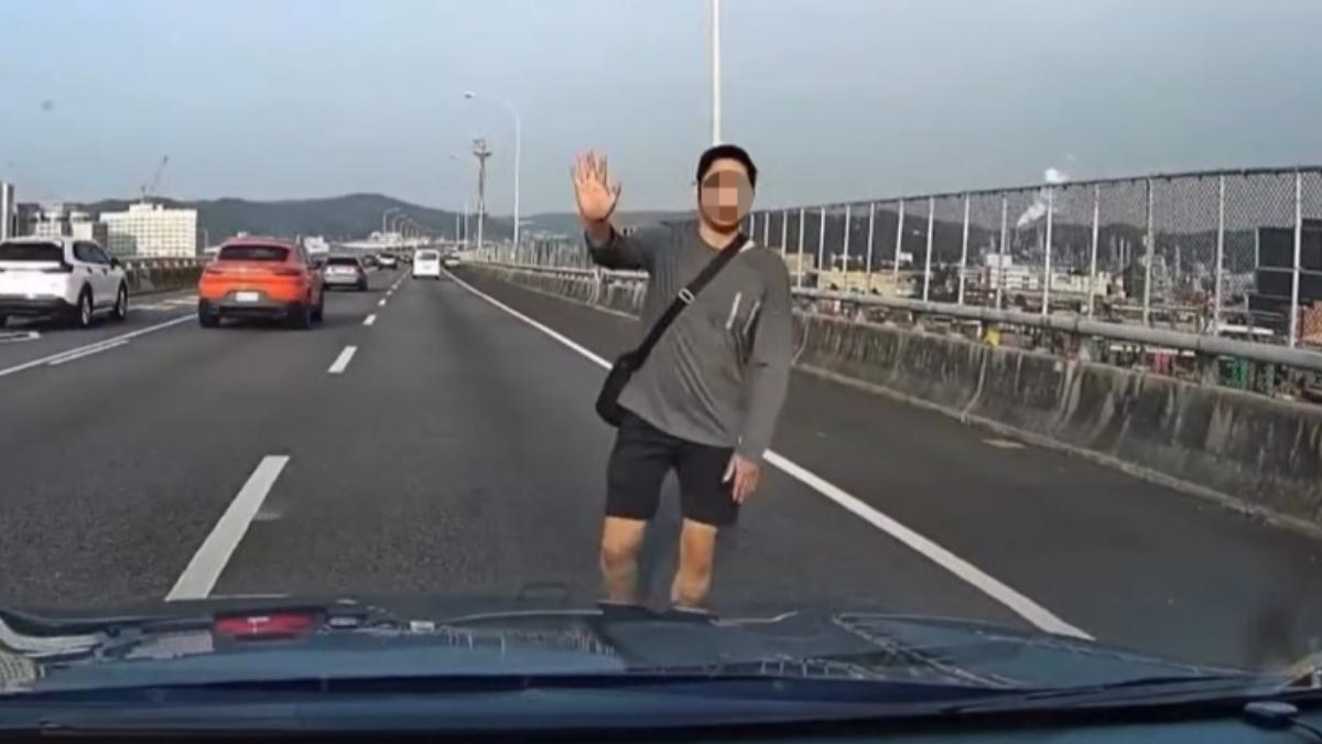 影音/五楊高架離奇墜橋!男狂奔攔車「爬2公尺高圍籬」 驚險畫面曝