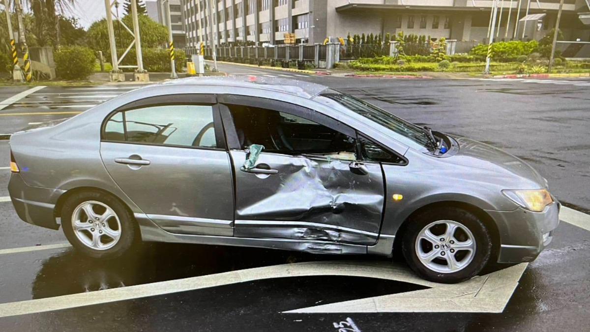 桃園離奇車禍!轎車闖燈撞飛騎士 2男「棄車徒步狂奔」