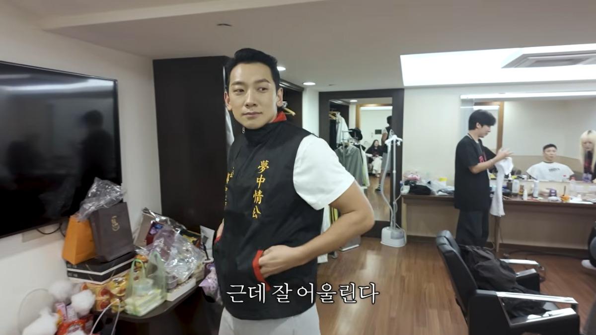 Rain開箱台粉禮物「宮廟背心」超滿意秒穿上! 網嘆:原來醜的不是衣服