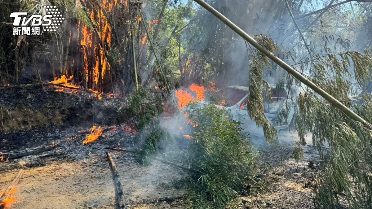 快訊/開工首日傳火警!新店第三公墓突竄火煙 休旅車慘遭燒毀