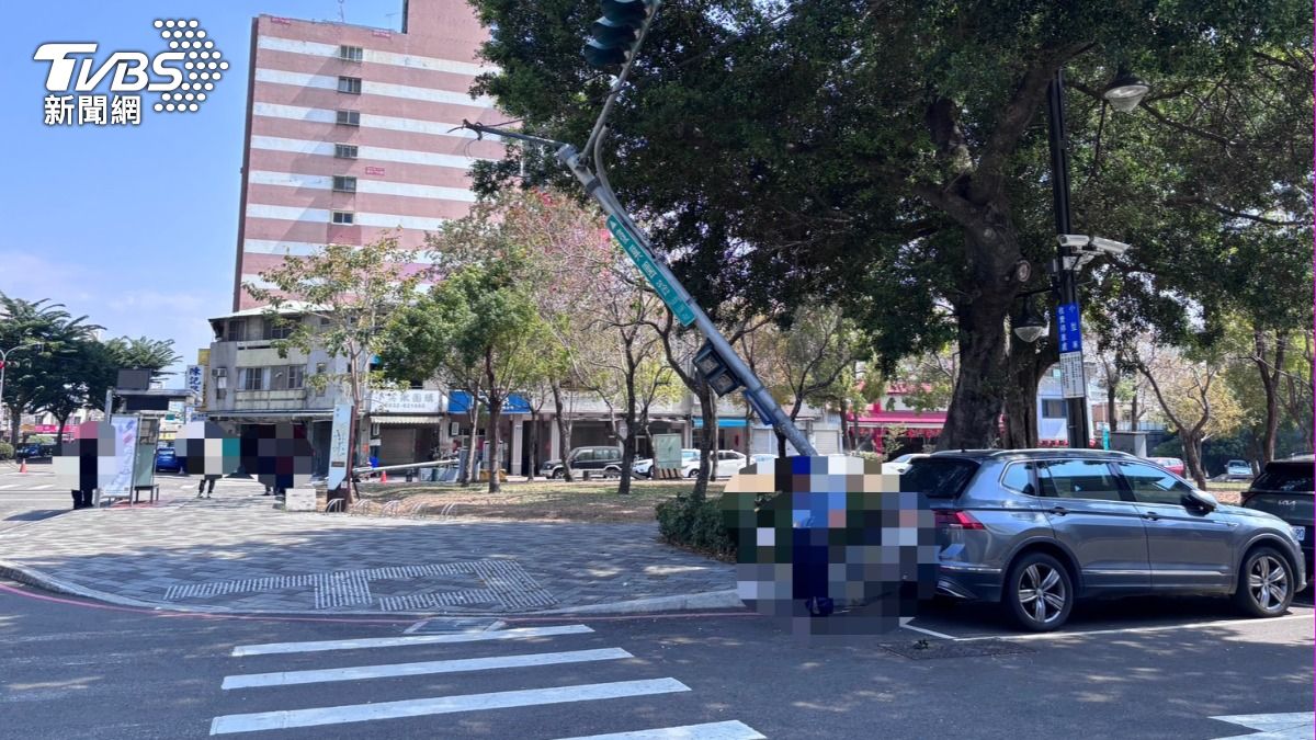 快訊/「吊臂忘了收」台中粗心吊車勾斷電纜 紅綠燈慘躺地