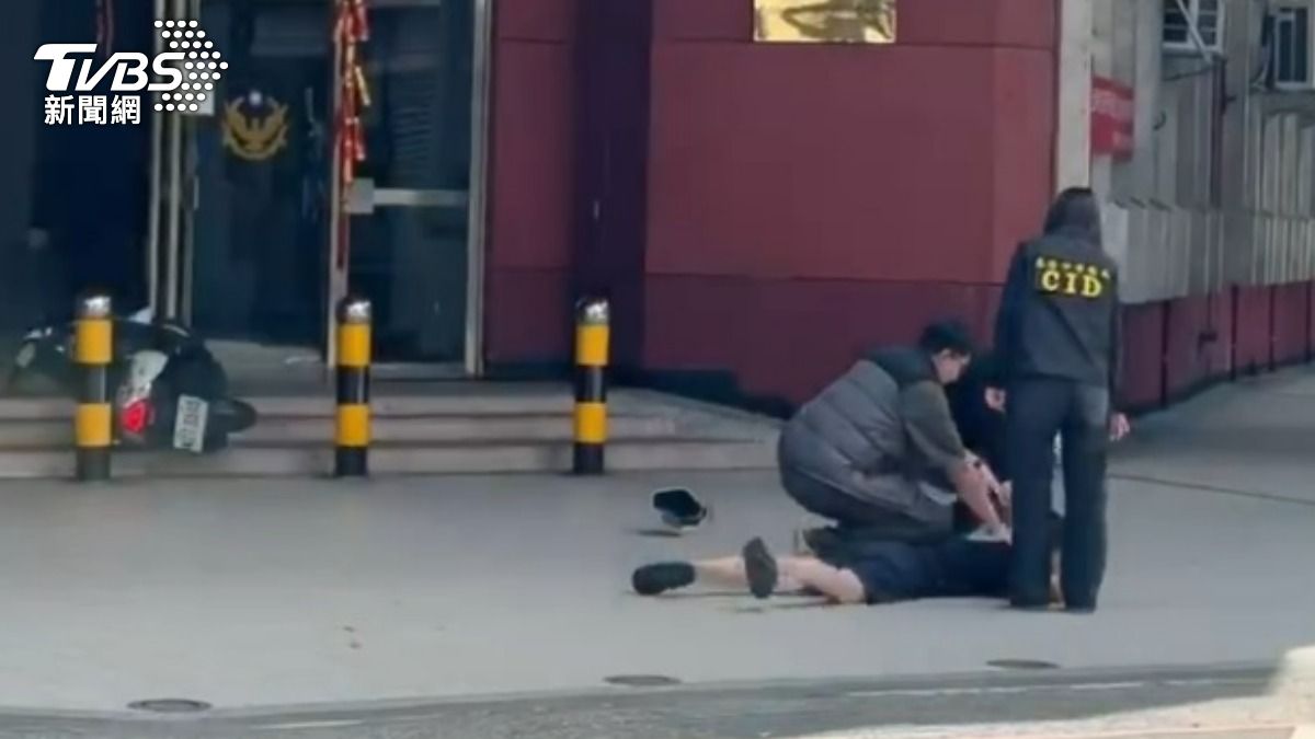 快訊/基隆男「騎機車直撞警局」慘遭壓制 驚險畫面曝