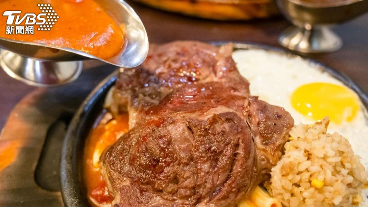高雄「我家牛排」爆用餐時掃地!網氣炸 衛生局出手了