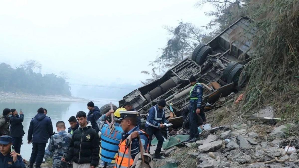 尼泊爾驚傳巴士「超速墜河」!18乘客慘死 28人重傷送醫