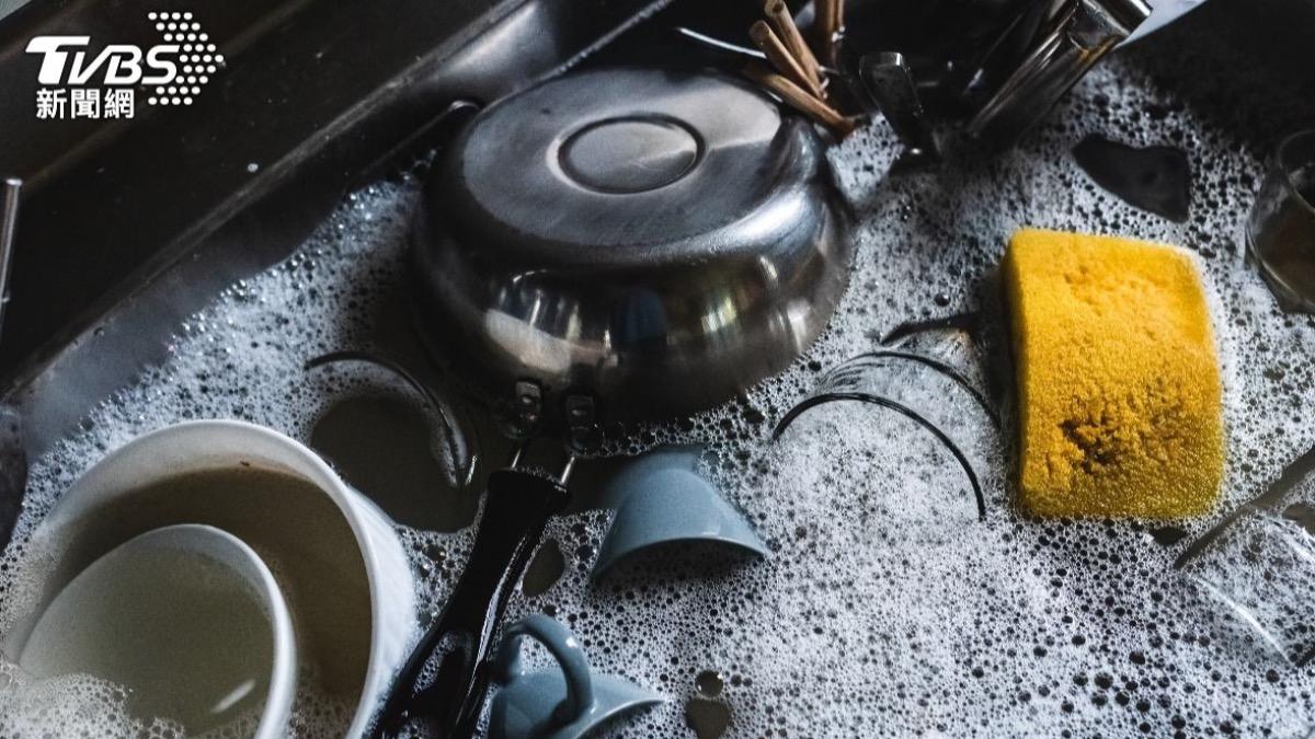 「髒碗泡水」其實超危險!專家示警:超過4小時細菌大量繁殖