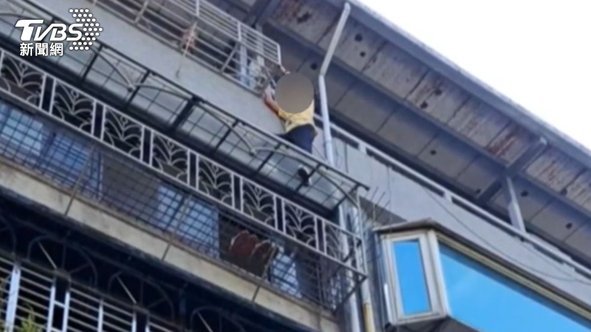 影音/被反鎖門外!6旬翁「綁繩垂降回家」 體力不支掛4樓牆外