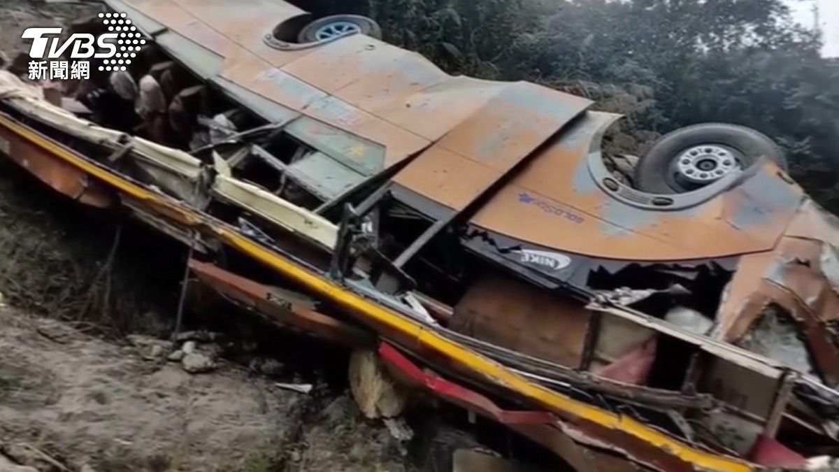 影音/尼泊爾巴士失控墜200公尺深河谷 至少19死25傷慘劇