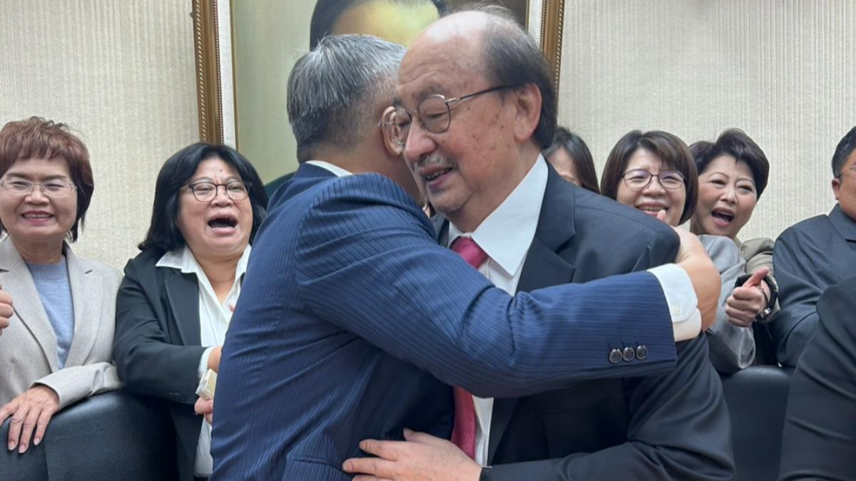 民進黨團總召換人當!蔡其昌擁抱柯建銘:謝謝成全