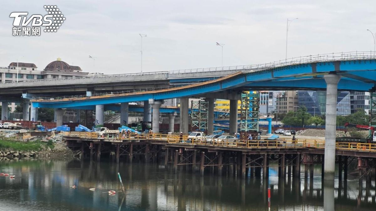 快訊/民權大橋意外!工程車、2人墜基隆河 1男無生命跡象