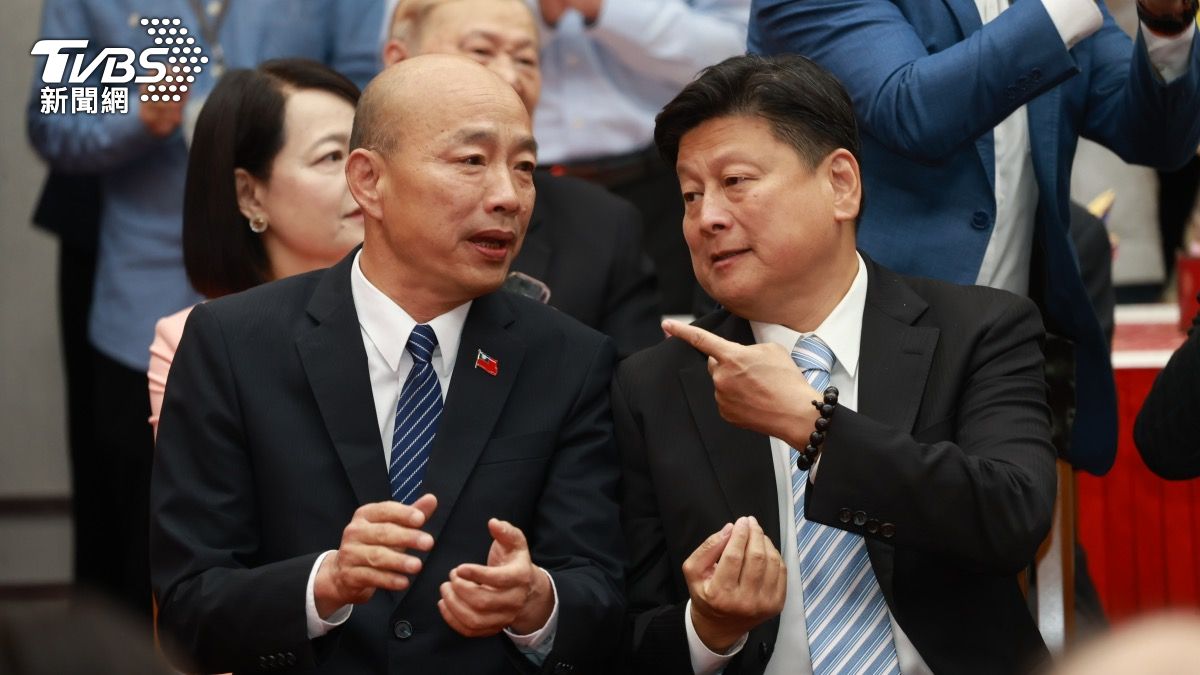 藍委放行軍購條例 韓國瑜以「貼加官」提醒:窒息口鼻的紙拿開了