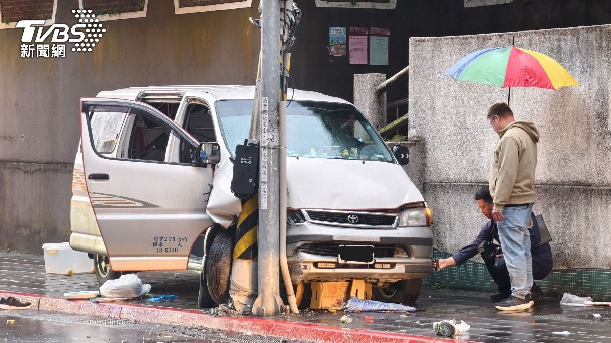 北市文山區廂型車失控猛撞 行人夫妻傷、駕駛無生命跡象