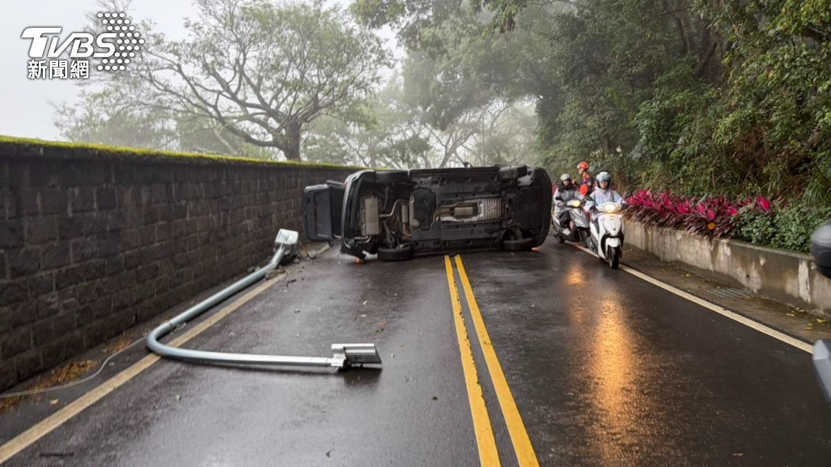 新北女駕車猛撞 「恍神衝對向」失控側翻又撞斷電線杆