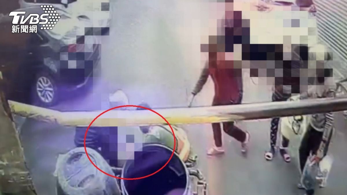 有片/垃圾車尾斗突彈起!新竹85歲婦重摔倒地 後腦受創送醫