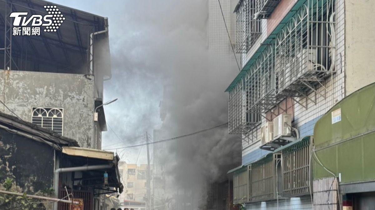 床邊行動電源充電突起火 台中男嚇壞急衝頂樓避難