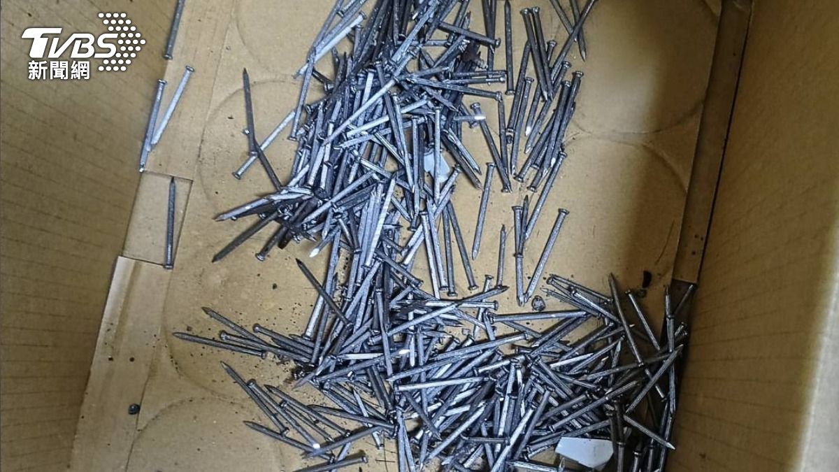 彰化夜驚魂!路口撒滿尖銳鐵釘 監視器揪出肇事貨車