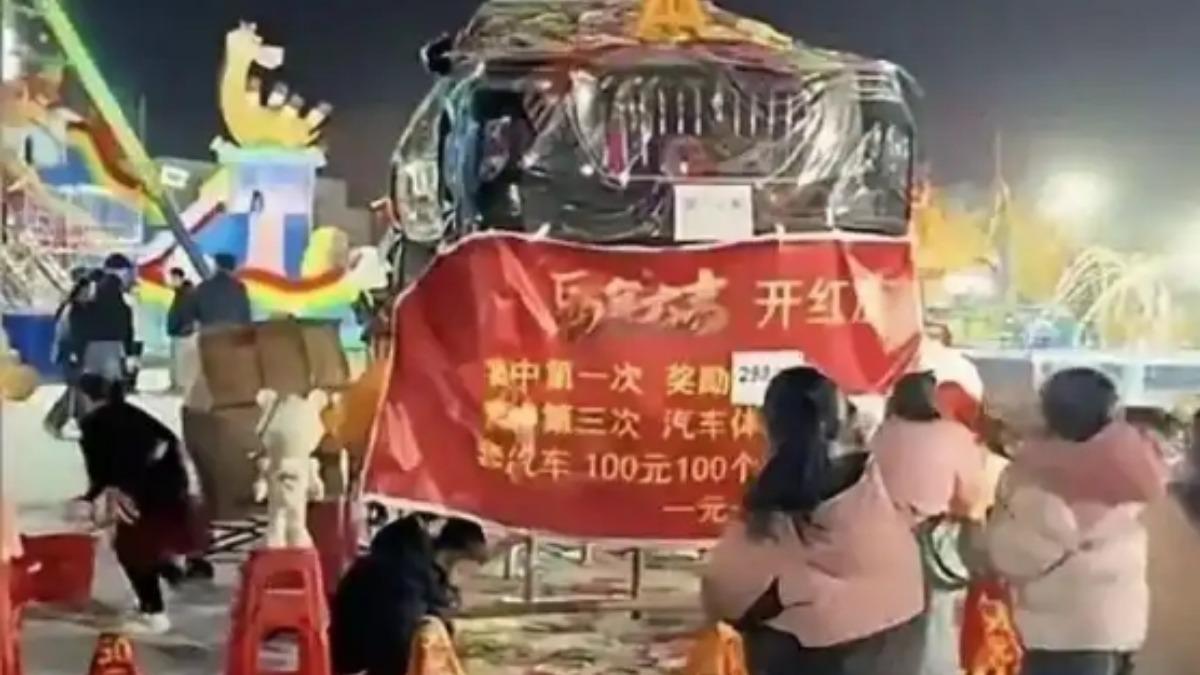 陸男砸2.5萬套圈圈「中豪車」!業者秒翻臉拒兌 警到場僅退本金