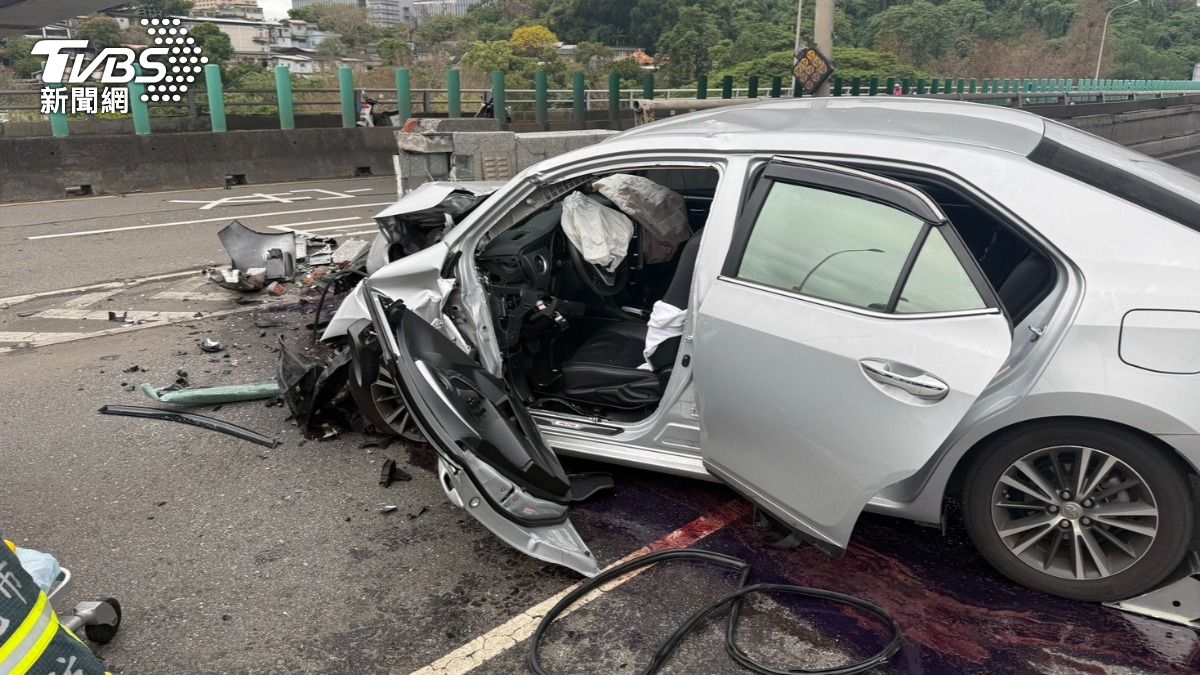 快訊/福和橋車禍!猛撞分流橋墩 駕駛昏迷送台大搶救