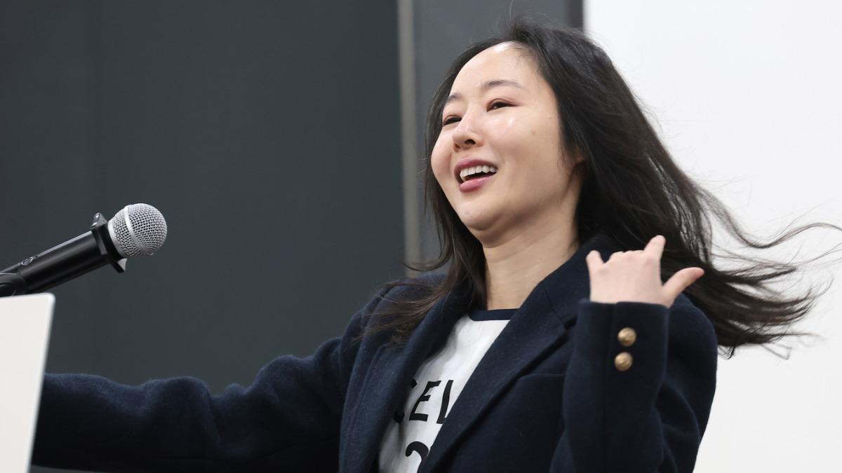 閔熙珍願放棄6億重組5人NewJeans 「記者會遲到+快閃不給問」惹毛韓媒