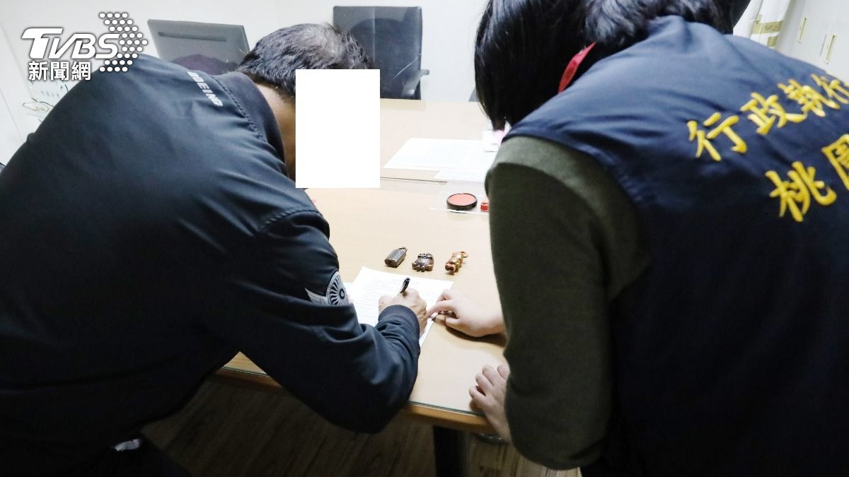 帶3大塊黃金闖關!他機場被逮拒繳301萬 險遭拍賣急繳清