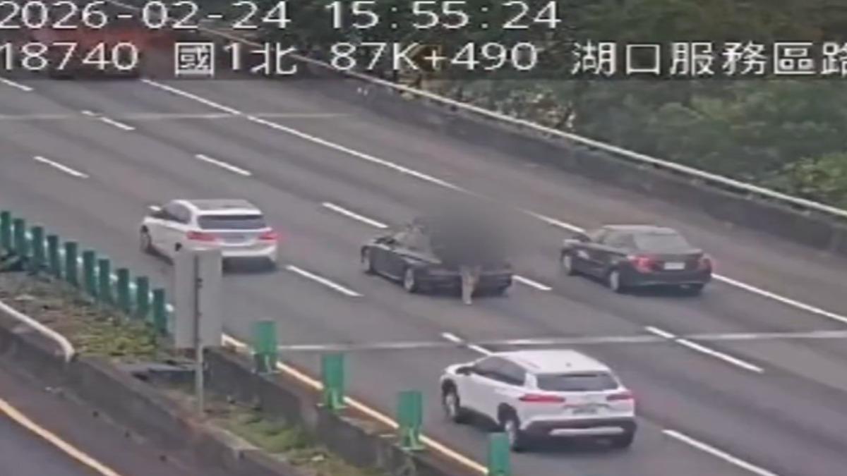 獨家/危險!轎車拋錨卡國道中線車道 駕駛站「後車廂」旁滑手機