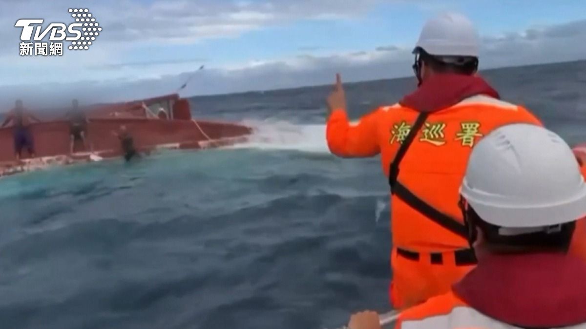 影音/台東外海漁船翻覆3人落海 「雷達 」消失海巡急出海救