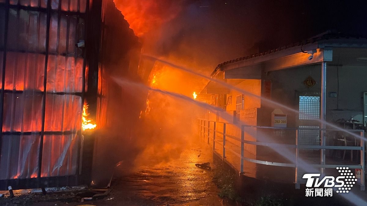 快訊/快關緊門窗!泰山回收廠大火「烈焰沖天」大批消防衝現場