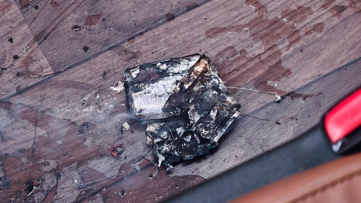 赴韓滑雪遇驚魂!包內行充突自燃 巴士走道燒出大洞賠3500元台幣