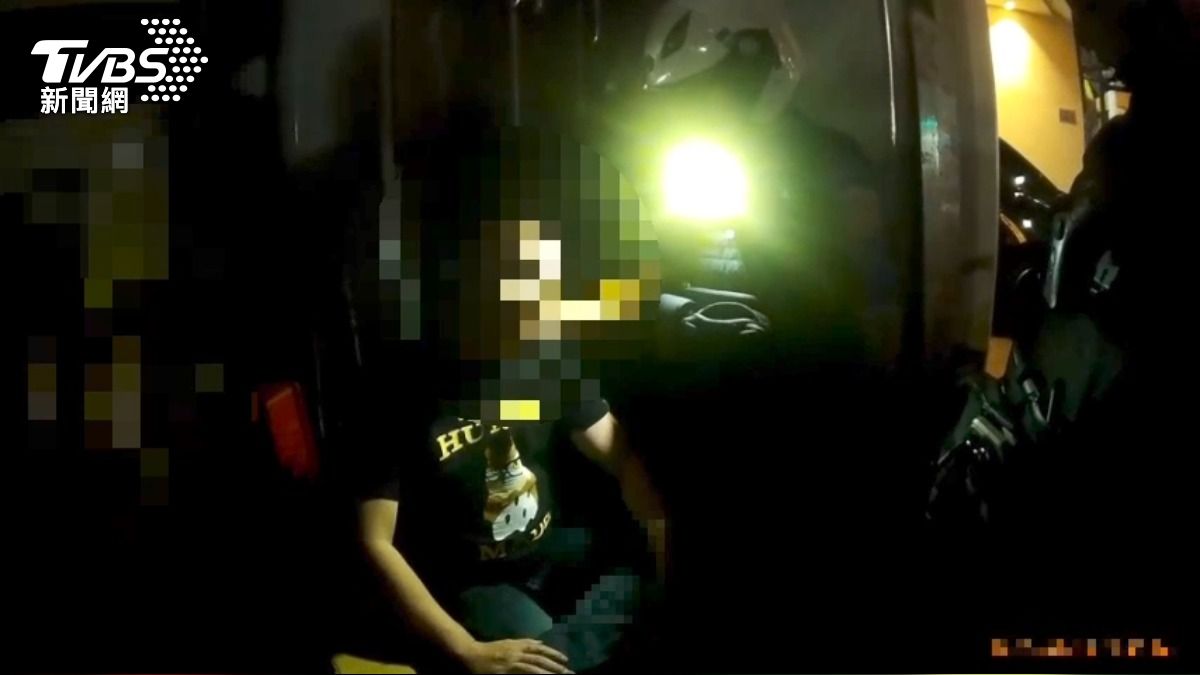 三重男抽K菸拒檢欲逃!朋友包圍助陣 警「畫雞丸」強勢法辦