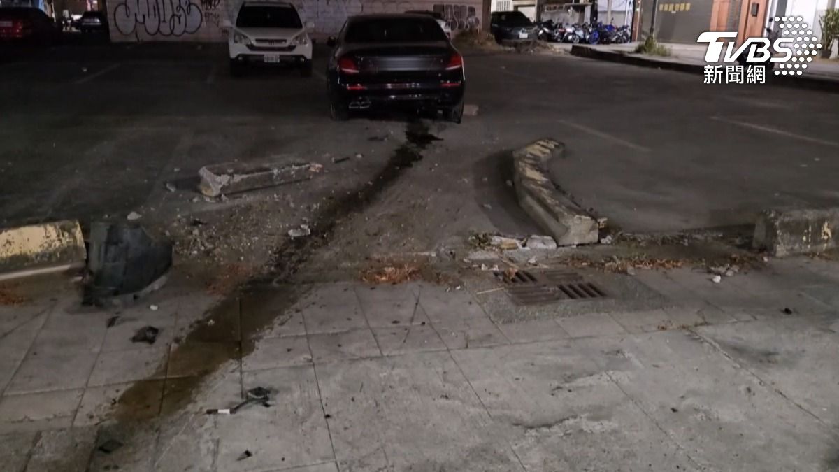 有片 !凌晨巨響嚇壞民眾!26歲男酒駕自撞 賓士撞毀護欄噴飛泥塊