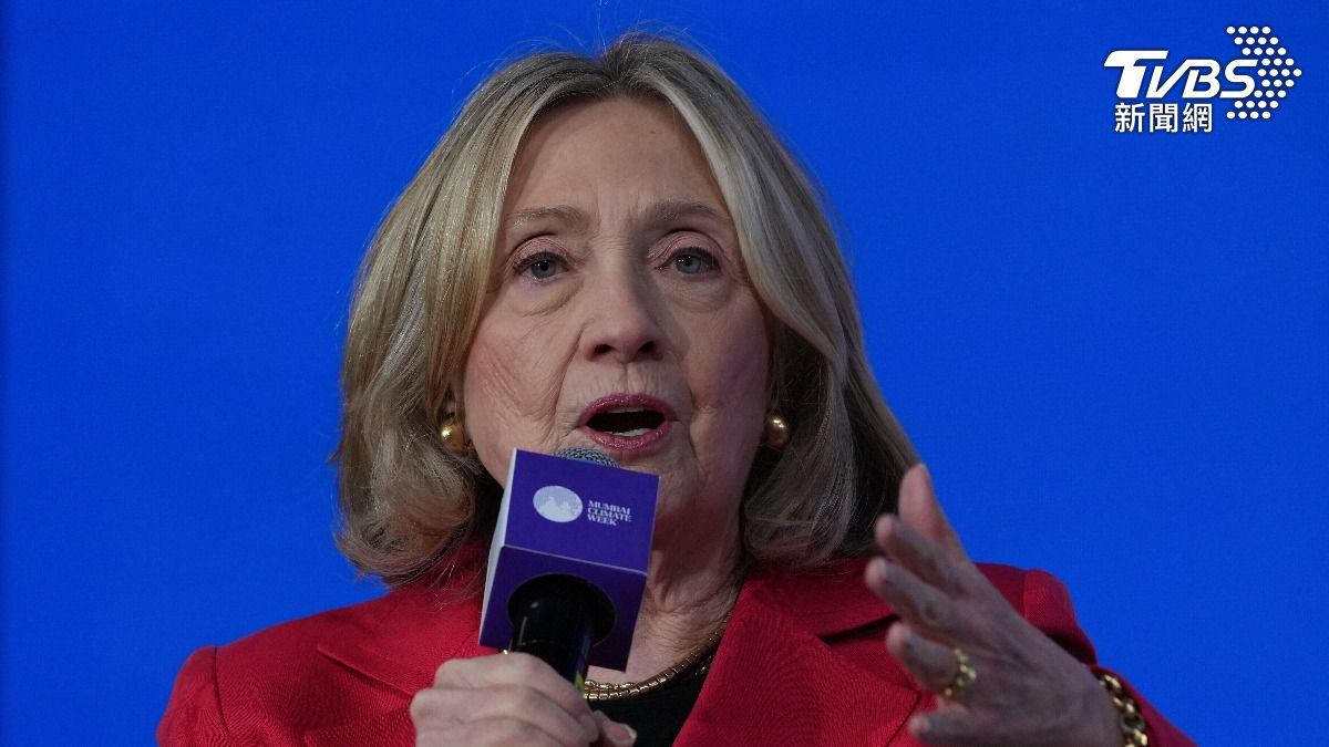 希拉蕊出席艾普斯坦案聽證會 點名川普應出面作證