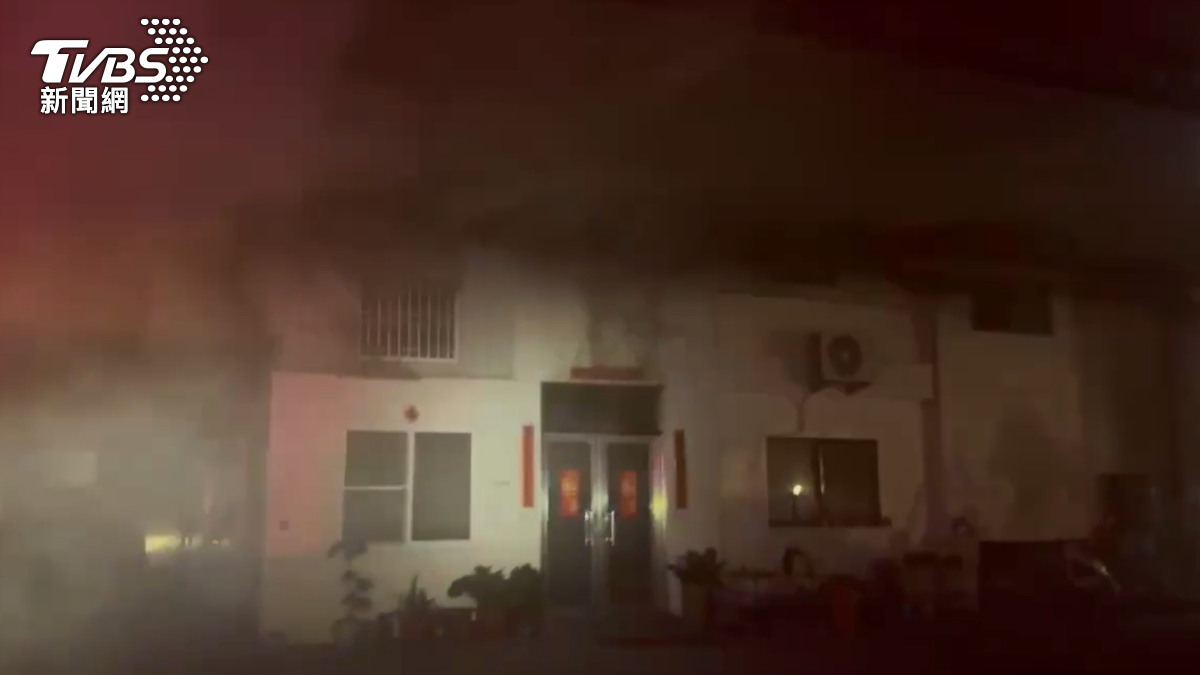 台南工廠暗夜大火 3樓全面燃燒「濃煙漫天」遮蔽視線