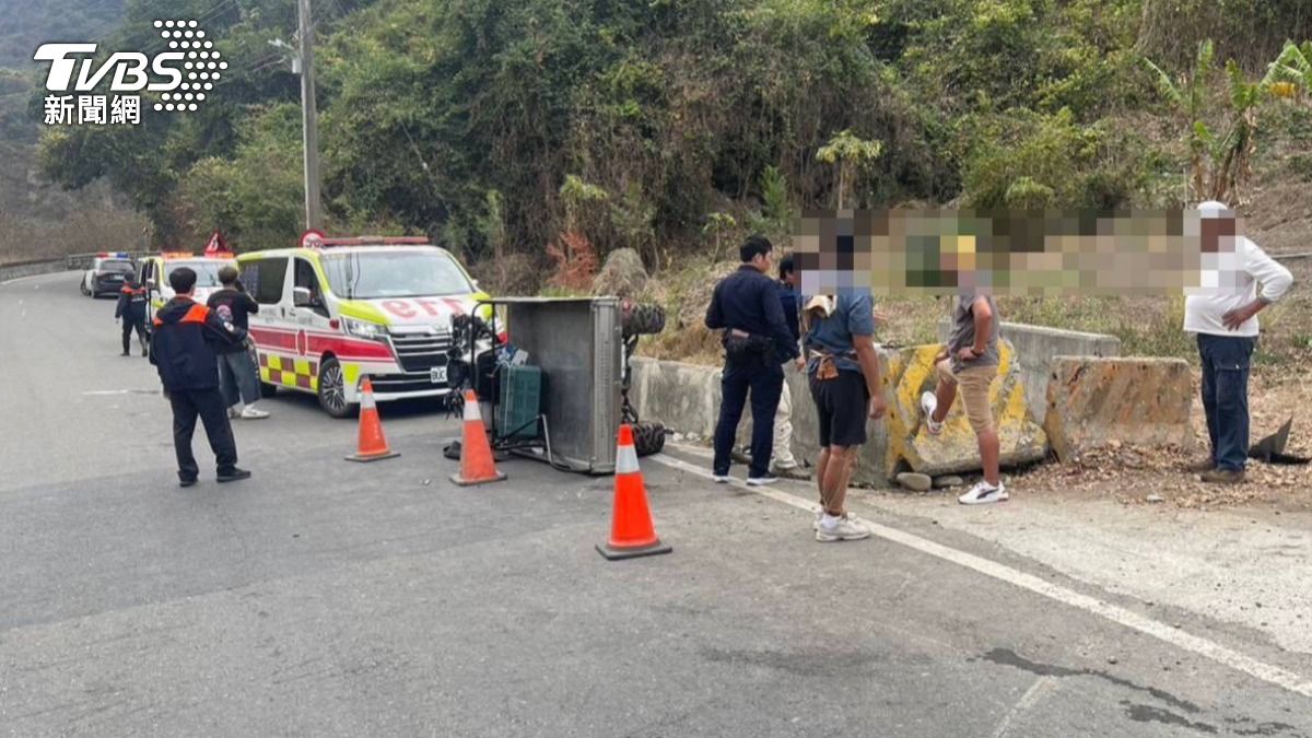 南橫翻覆車禍!農用搬運車載4人釀傷 25歲酒駕男慘了