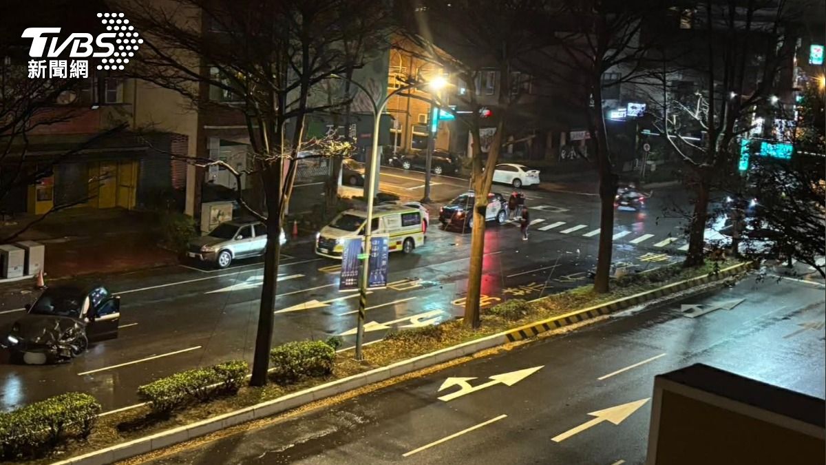 竹北凌晨路口猛撞!黑色保時捷「車頭全毀」慘況曝 住戶全驚醒