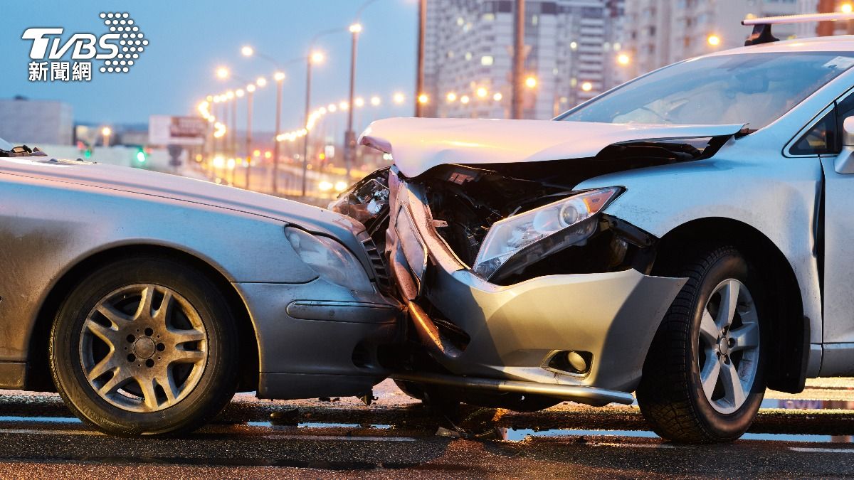 ICE追捕釀對撞車禍 美國人不爽執法 藉口「打雪仗」襲警