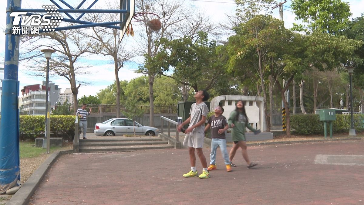 台中球場離馬路僅6公尺!球彈出害騎士摔車 民眾怒國賠遭駁回