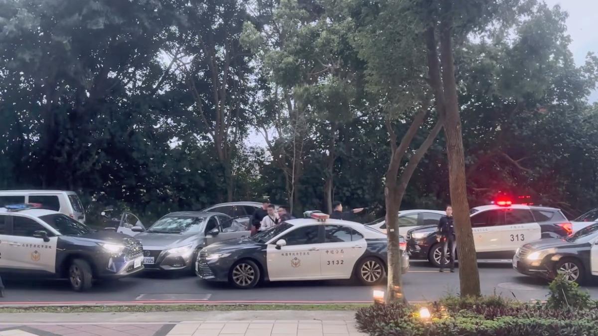 影音/違規右轉遇攔查秒踩油門 47歲毒蟲狂逃「被包抄」警破窗抓人