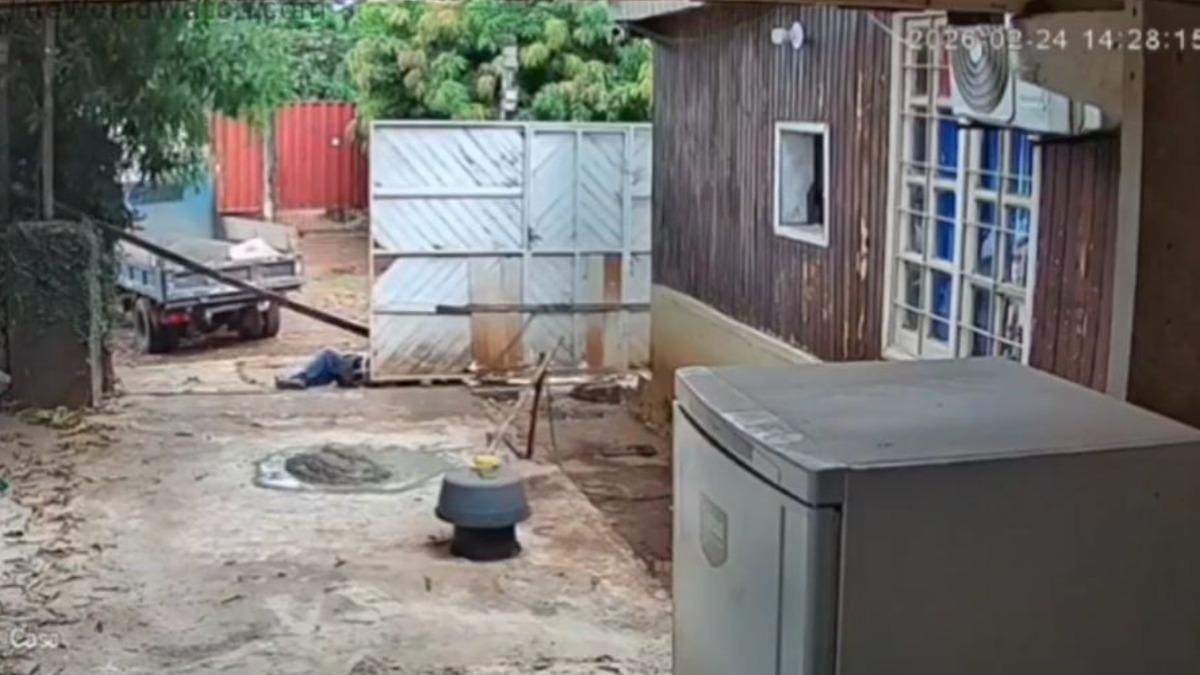 有片/推老舊木門竟觸發「奪命陷阱」 巴拉圭男遭橫樑砸頭倒地亡