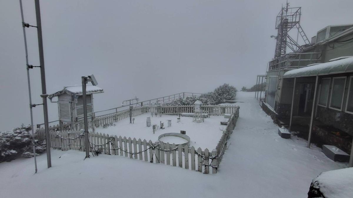 玉山下雪變成夢幻銀白世界!積雪深度4公分 還能堆可愛雪人