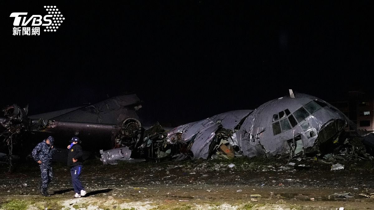 玻利維亞運鈔軍機墜毀道路!至少15死30傷 大批民眾瘋撿錢