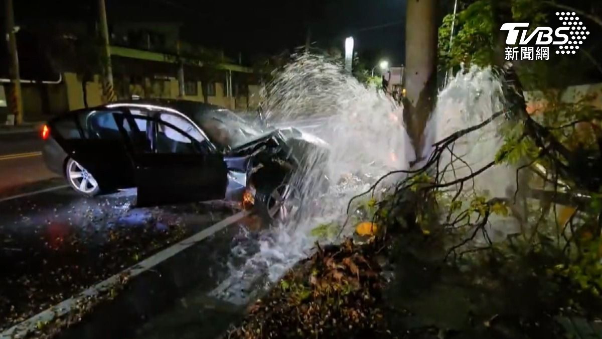 岡山深夜死亡車禍! 名車撞毀消防栓狂噴水 駕駛送醫不治