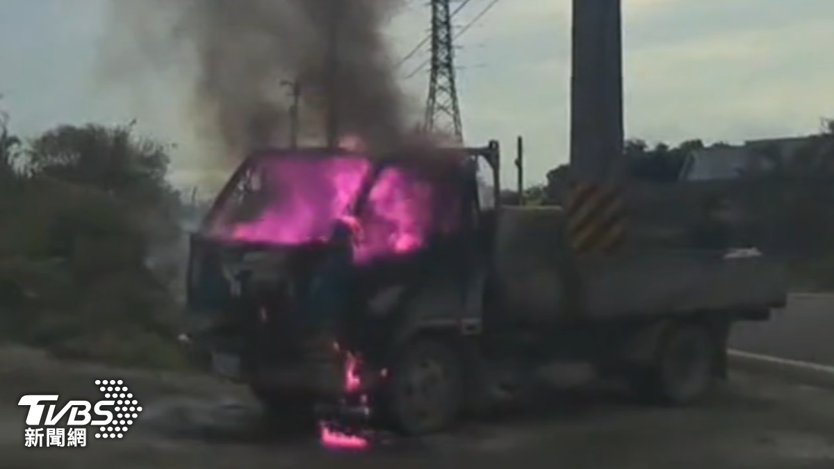 小貨車突竄濃煙秒陷火海!車頭全燒成廢鐵 疑「這物品」惹禍