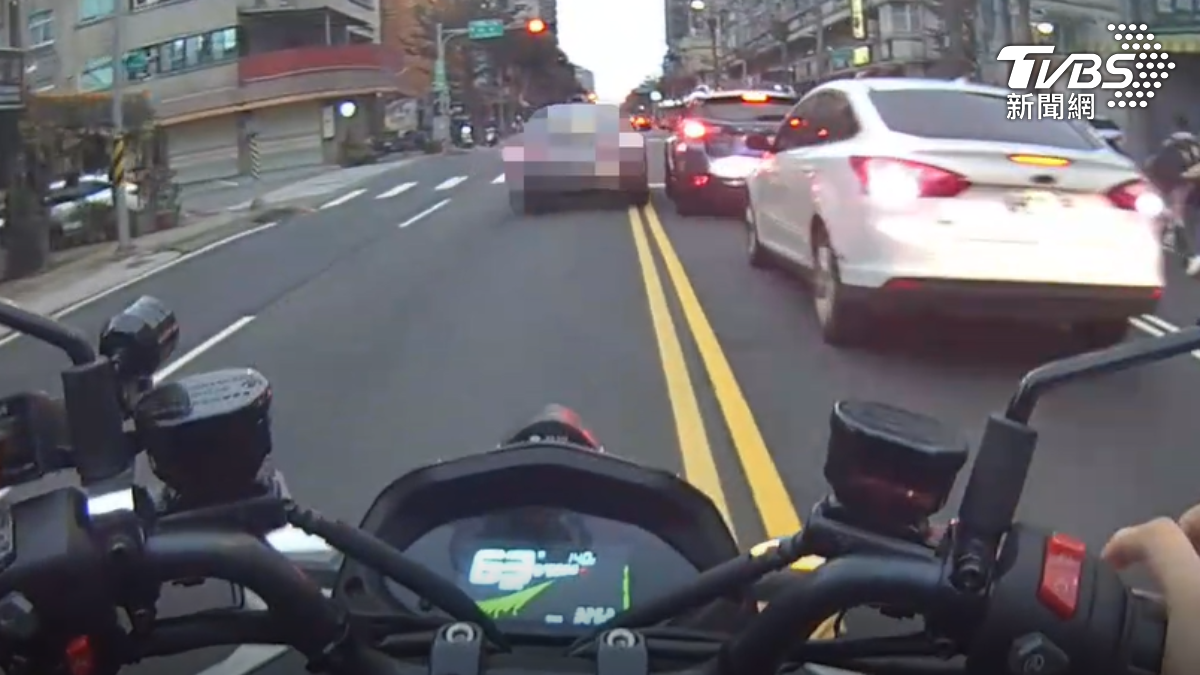 影音/通緝犯違規遭攔秒逃!闖紅燈逆向狂飆 警包抄「敲爆車窗」逮人
