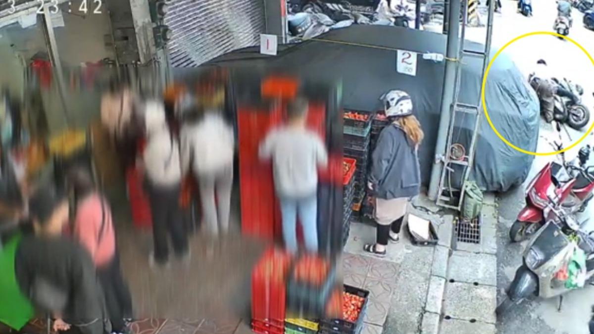 影音/聽見巨響急奔幫忙!草莓老闆攙扶自摔騎士 下秒聞酒味