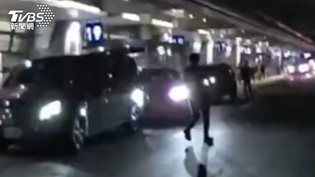 影音/自用車違法攬客遇盤查!70歲翁衝撞員警 大批警力圍車逮人